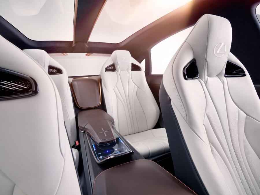 Интерьер Lexus LF-1 Limitless 2018 года  (фото 3 из 72)